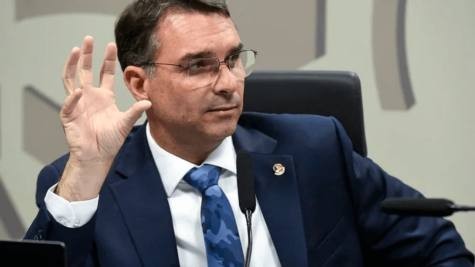 PF é acionada após reportagens sobre mansão ligada a Flávio Bolsonaro