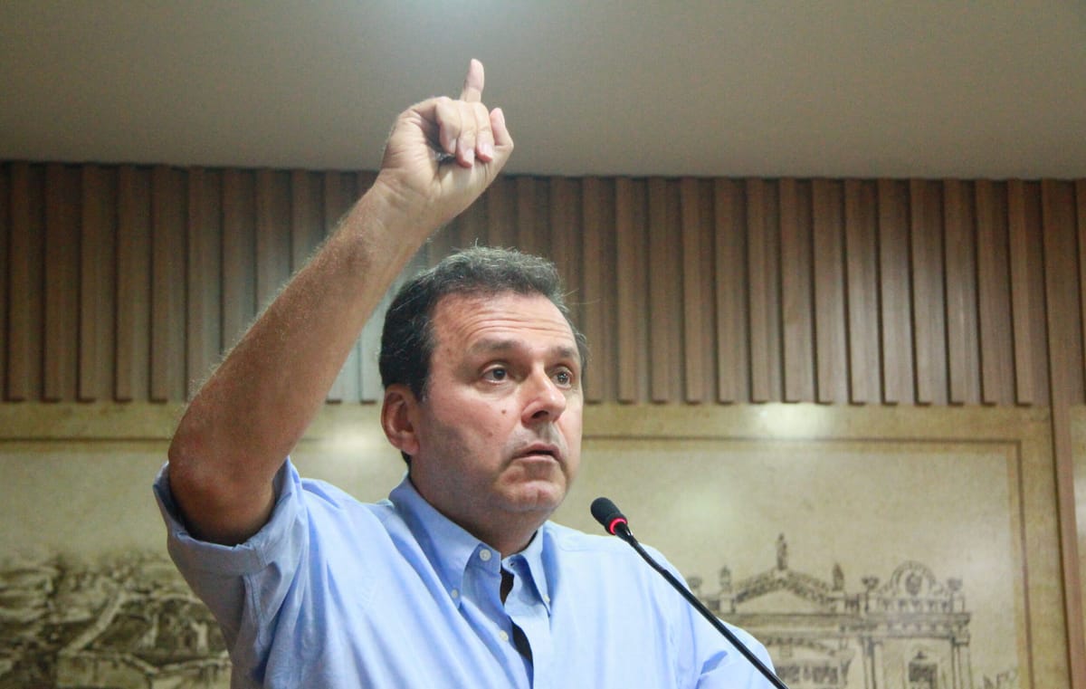 Chegou a vez de Carlos Alves; já se fala abertamente em sua substituição na chapa para o Senado