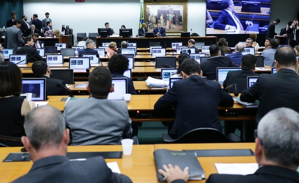 Em votação a PEC inconstitucional que propõe mensalidade em Universidades Públicas