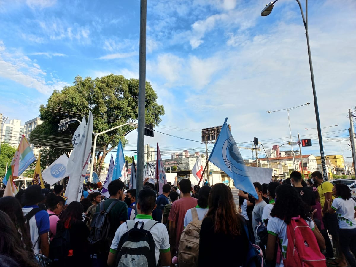 Estudantes protestam contra cortes na educação