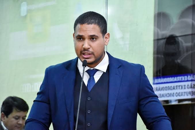 Ao dizer que LGBTs geram crise social e econômica, deputado estadual comprova obsessão por falar bosta