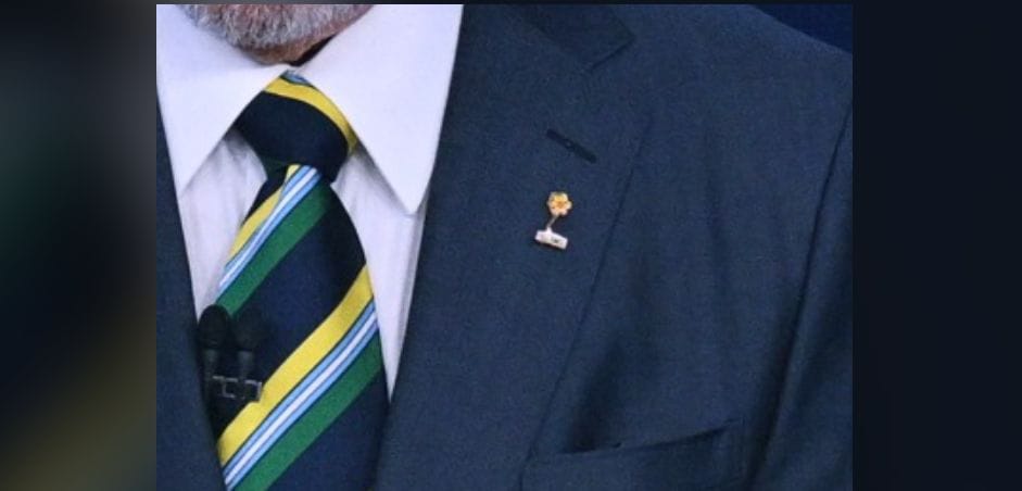 Lula usa broche de campanha de combate à violência sexual durante debate na Band