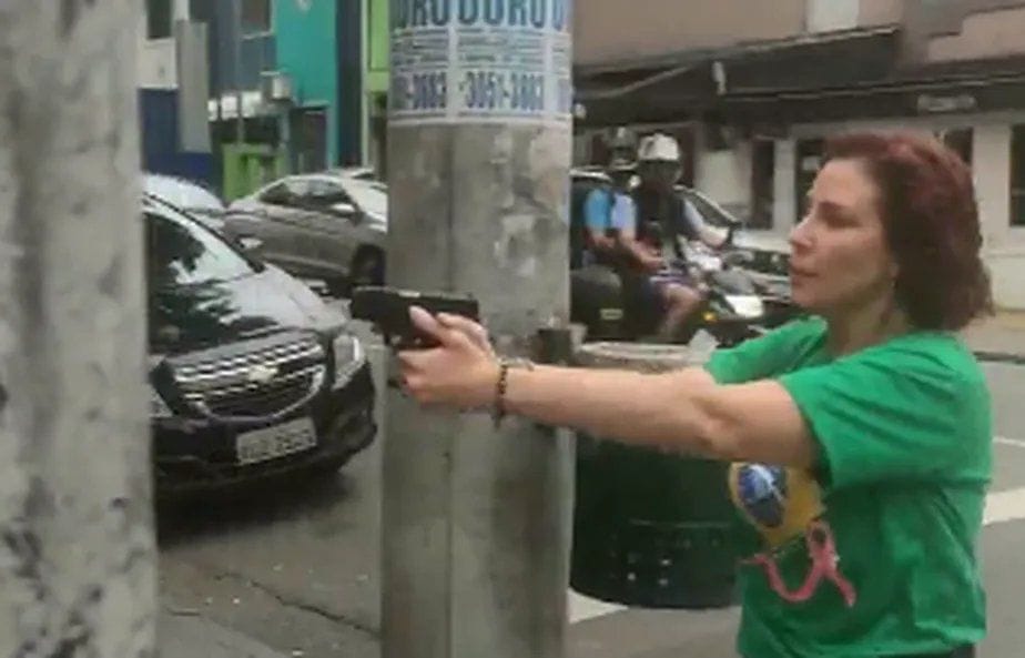 Na véspera da eleição, Carla Zambelli saca arma e aponta para militante de Lula na rua