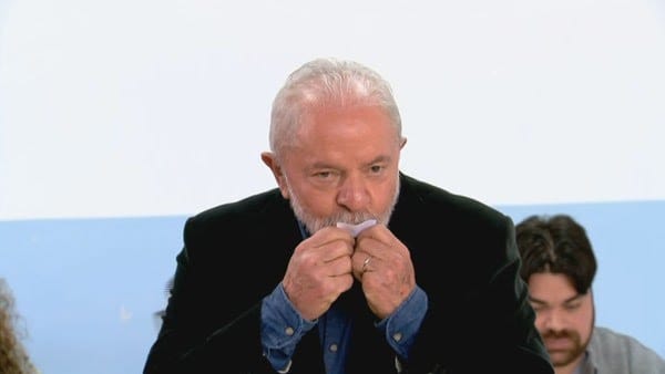 Lula beija comprovante após votar em SP: ‘Essa é a eleição mais importante’, diz