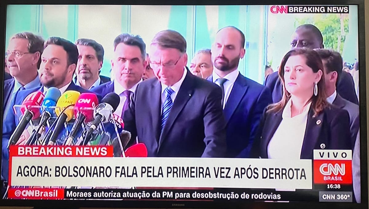 Bolsonaro faz discurso, não contesta as eleições e não parabeniza Lula