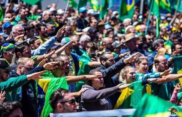 Criminosos fazem saudação n4z1sta para Bolsonaro durante execução do Hino Nacional em SC