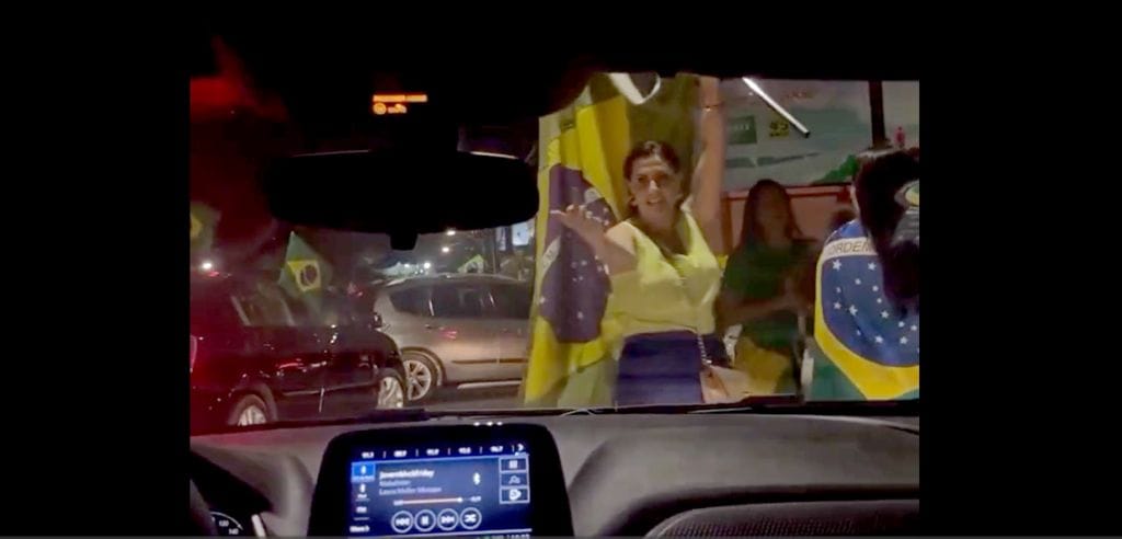 Família com bebês relata violência de golpistas em frente ao 16 RI, em Natal