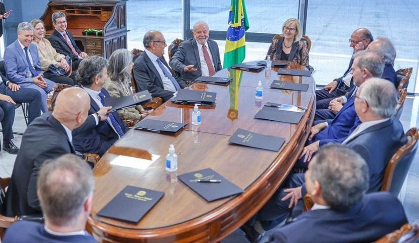 Lula se reúne com STF e presidentes da Câmara e do Senado, dá aula de política e mata quaisquer possibilidades de golpe
