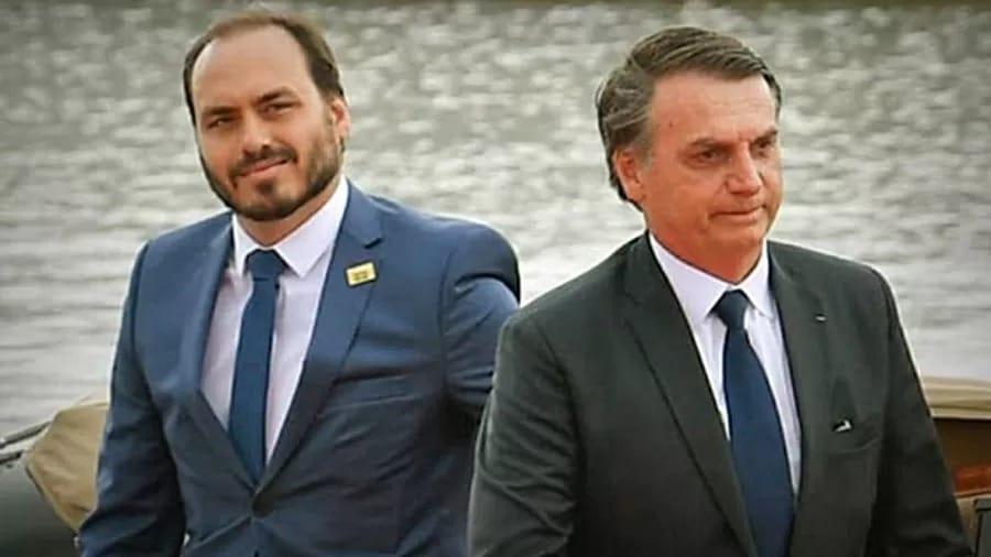 Após briga com Carluxo, Bolsonaro fica sem senhas de redes sociais
