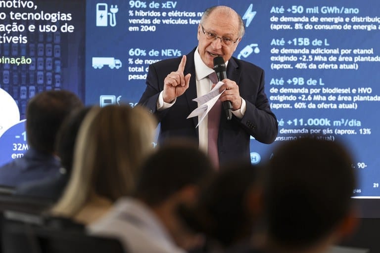 Alckmin celebra maior alta na produção mensal de veículos desde 2019