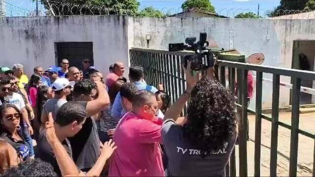 Comissionado destruidor de portões afirmou que a equipe de Carlos Eduardo estava jogando areia em opositores; mas será que não era cascalho?