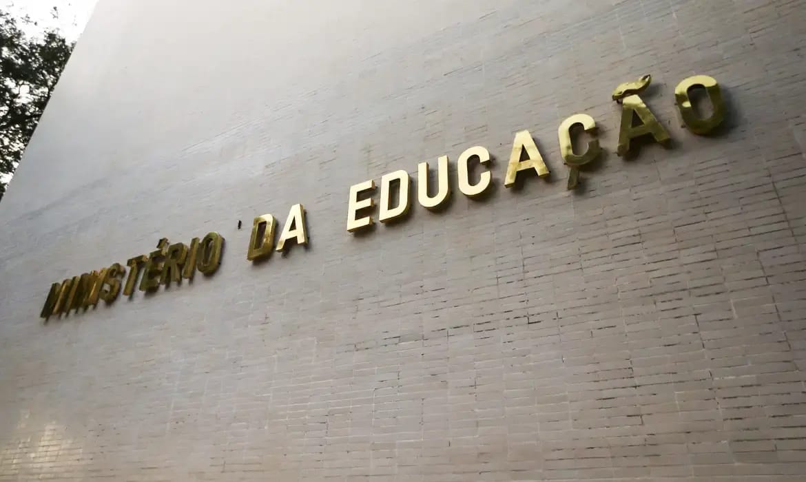 MEC culpa governos de Bolsonaro e Temer por baixo orçamento de universidades federais