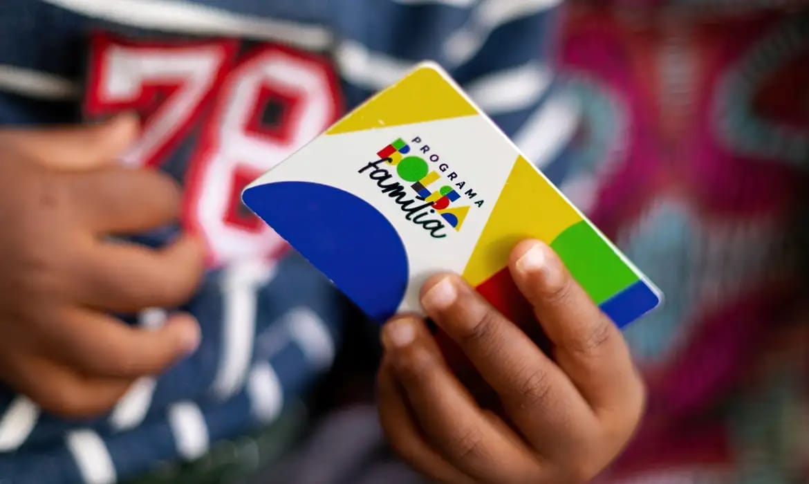 Aumento de renda leva 2 milhões de famílias a deixarem o Bolsa Família em 2025