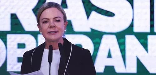 “Vitória do Brasil e enorme derrota dos traidores da pátria, Jair e Eduardo Bolsonaro”, diz Gleisi após Trump derrubar tarifaço