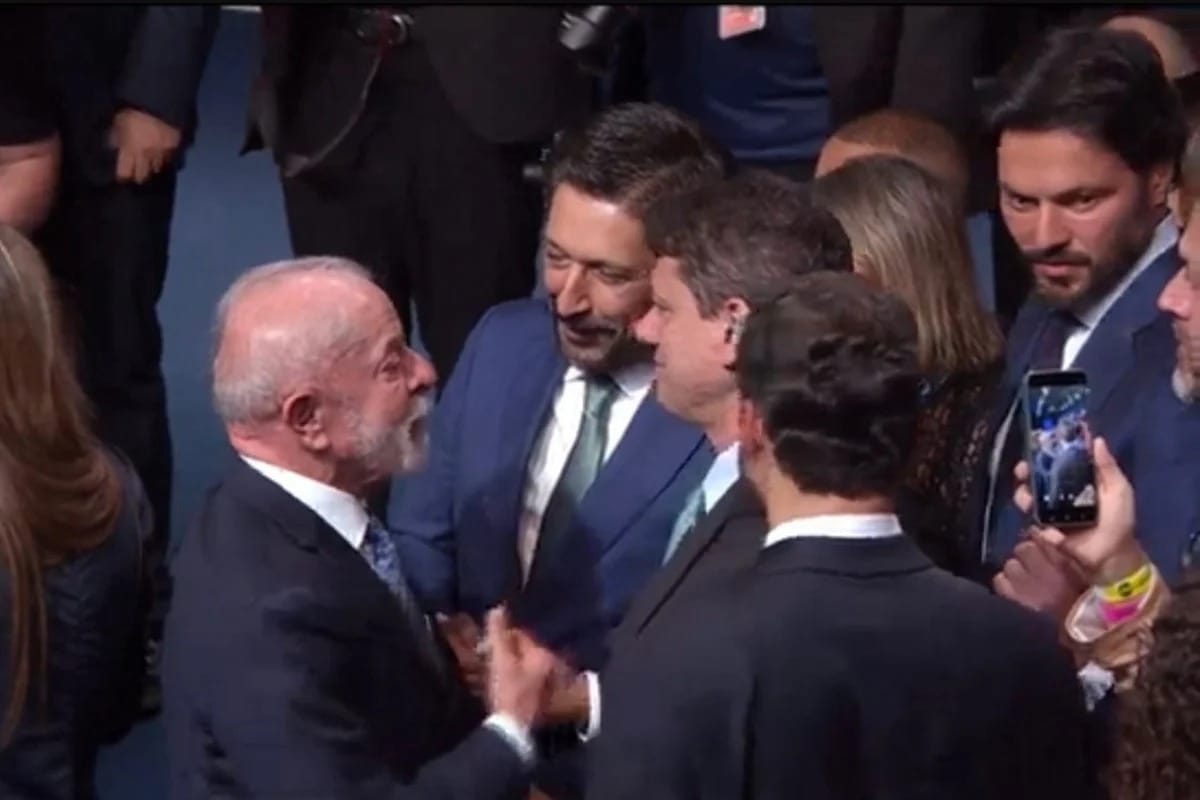 Bem-humorado, Lula ‘culpa’ Tarcísio pelo apagão em SP