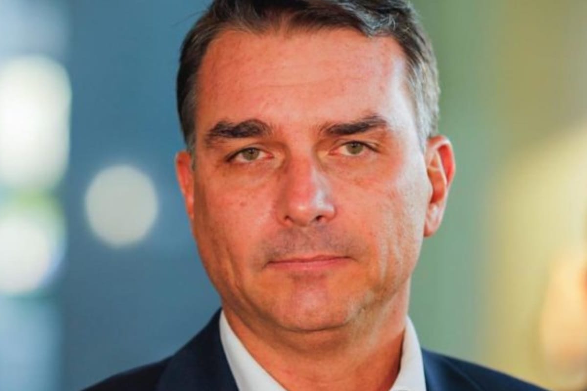 Flávio Bolsonaro, suas ideias e sua fantástica loja de chocolate
