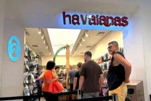 Boicote fracassa e até bolsonaristas lotam lojas da Havaianas na antevéspera do Natal