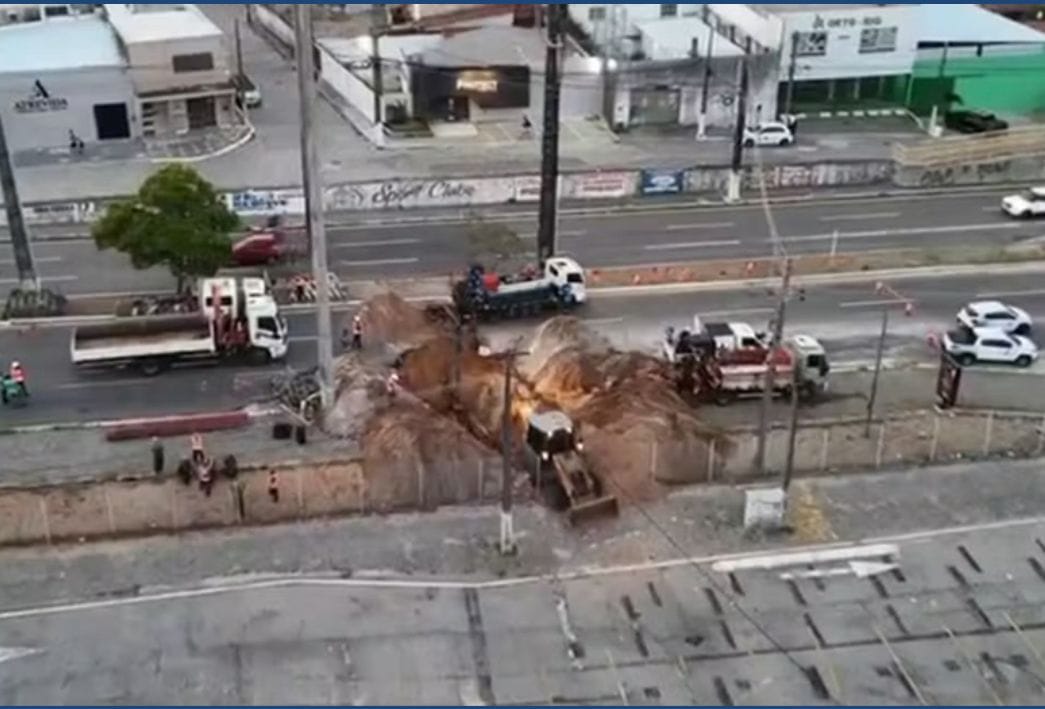 Avenida Prudente de Morais tem trecho totalmente interditado após buraco abrir na via