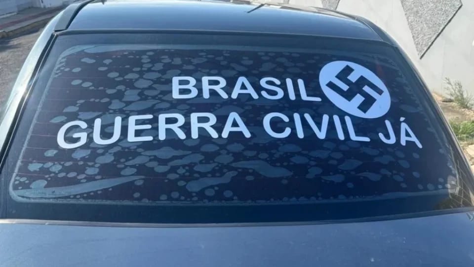 Homem é preso em SC após circular com adesivo de suástica nazista