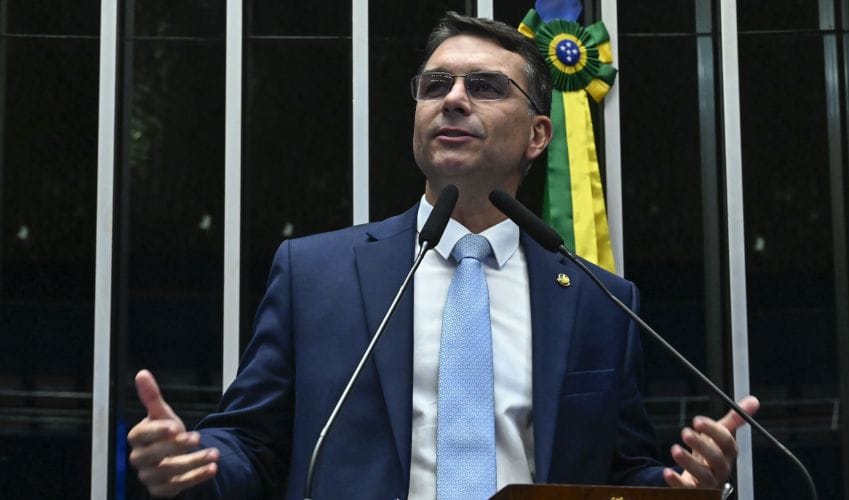 Flávio Bolsonaro planeja ir à posse de Kast, que terá presença de Lula